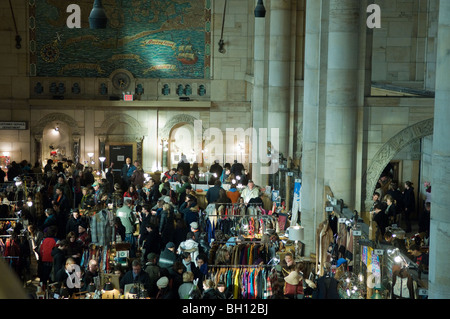 Gli amanti dello shopping alla moda Brooklyn Flea in Fort Greene quartiere di Brooklyn a New York Foto Stock