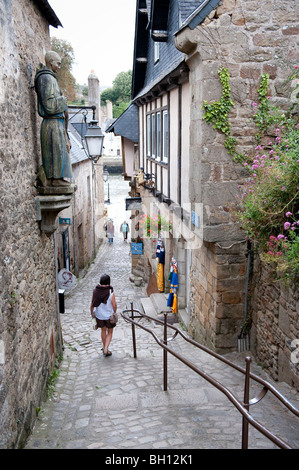 Un turista si aggira sulla Rue Neuve la stretta e ripida viuzza acciottolata strada che conduce al vecchio porto di Saint Goustan in Auray Foto Stock