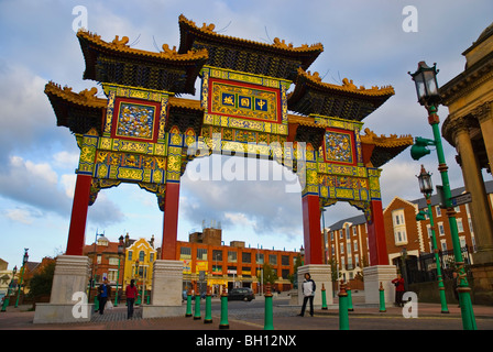 Arco cinese a Chinatown in Liverpool England Regno Unito Europa Foto Stock