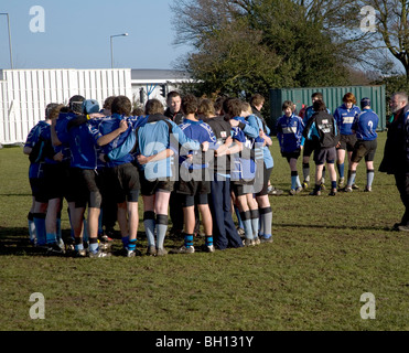 Ragazzi adolescenti di rugby huddle Foto Stock