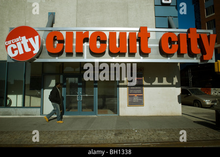 Un segno rimane all'ingresso di un circuito chiuso città negozio di elettronica di Brooklyn a New York Foto Stock
