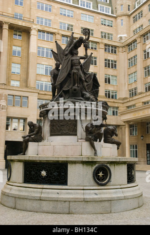 Monumento Nelson a bandiere di scambio nella zona centrale di Liverpool England Regno Unito Europa Foto Stock