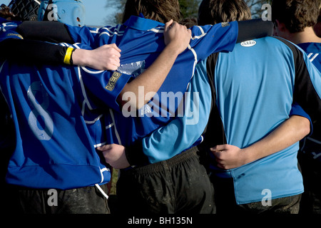 Ragazzi adolescenti di rugby huddle Foto Stock