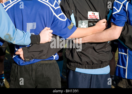 Ragazzi adolescenti di rugby huddle Foto Stock