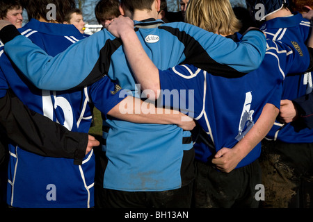 Ragazzi adolescenti di rugby huddle Foto Stock