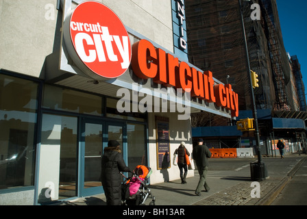 Un segno rimane all'ingresso di un circuito chiuso città negozio di elettronica di Brooklyn a New York Foto Stock