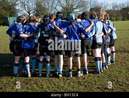 Ragazzi adolescenti di rugby huddle Foto Stock