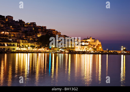 Città di Skopelos Harbour di notte le isole greche Grecia Foto Stock
