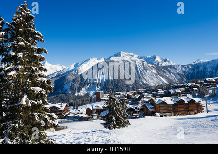 Vista sul centro del resort dalle piste, Courchevel 1850, Tre Valli, Tarentaise, Savoie, Francia Foto Stock