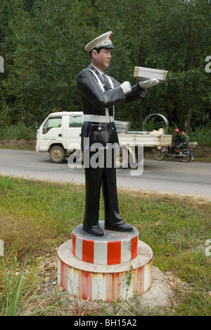 Fake poliziotto controllando la velocità del traffico. Provincia di Jiangxi, Cina. Foto Stock