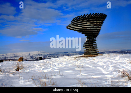 Burnley's panopticon 'Ssquilla la suoneria di albero " una unica scultura musicale nella forma di un albero la piegatura contro il vento Foto Stock