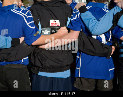 Ragazzi adolescenti di rugby huddle Foto Stock