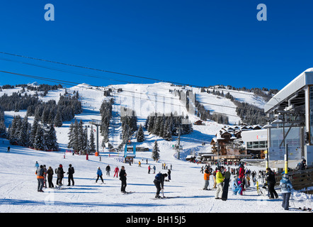 Fondo di piste nel centro del resort, Courchevel 1850, Tre Valli, Tarentaise, Savoie, Francia Foto Stock