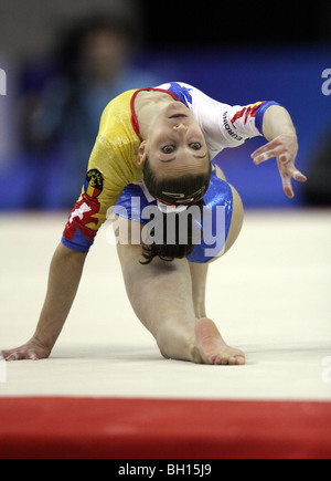 Rumeno ginnasta femmina Ana Porgras esegue al mondo 2009 Campionati di ginnastica London REGNO UNITO Foto Stock