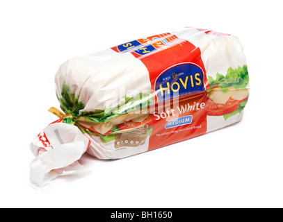 Studio tagliati su bianco isolare il filone di Hovis ha fette di pane bianco nel wrapper Foto Stock