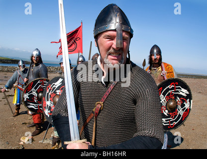 I vichinghi da una rievocazione gruppo su Lindisfarne che il vero vichinghi notoriamente invaso in ANNUNCIO 794 Foto Stock