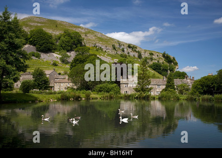 Kilnsey con Kilnsey Crag in background, Wharfedale, Yorkshire Dales, England, Regno Unito Foto Stock