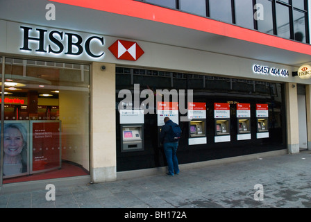 Persona utilizzando HSBC cash dispenser Liverpool One area dello shopping Liverpool Merseyside England Regno Unito Europa Foto Stock