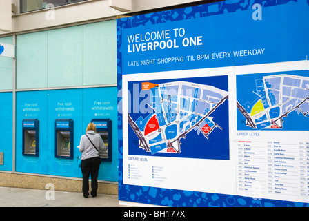 Persona con erogatore di contante a Liverpool 1 shopping Central Liverpool England Regno Unito Europa Foto Stock