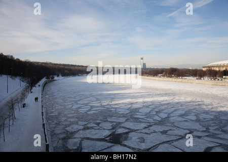 Inverno fiume in città. Mosca, Russia, argine del fiume Moskva, Luzhniki. Foto Stock