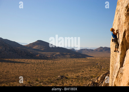 Thomas Vetsch arrampicata su roccia a Joshua Tree National Park, California. (Modello rilasciato) Foto Stock