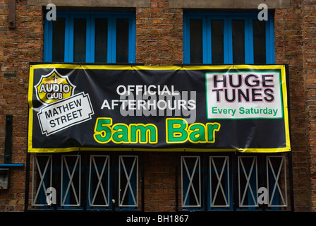 Segno di un funzionario afterhours bar in Cavern Quarter, distretto di Liverpool England Regno Unito Europa Foto Stock