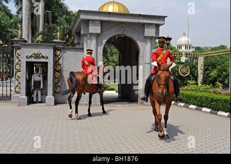 Cambio della guardia al Palazzo Nazionale, Istana Negara,Kuala Lumpur, Malesia, Indonesia,Asia Foto Stock