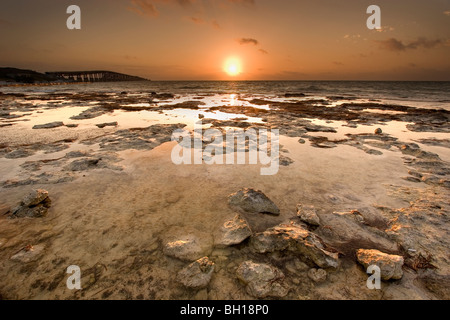 Sunrise over tidepools sui combustibili Coral reef calcare, Bahia Honda, Florida Keys, Florida. Foto Stock