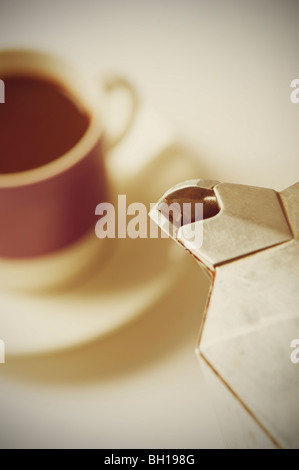 Fornello macchinetta per il caffè e la tazza di caffè Foto Stock