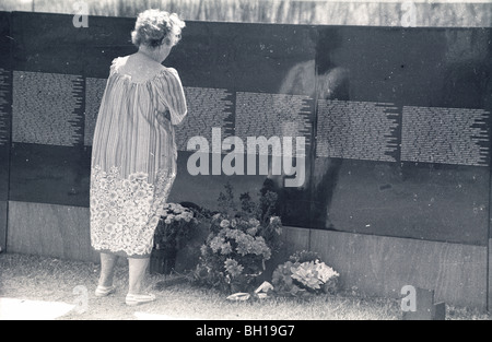 Donna anziana cercando un nome. La guerra del Vietnam lo spostamento memorial wall fa tappa in Porterville, California nel 1988. Foto Stock