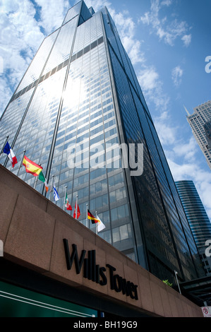 Willis Tower (formerly Sears Tower) in Chicago Illinois, l'edificio più alto in Nord America, offre tutta di vetro mensola di visualizzazione Foto Stock