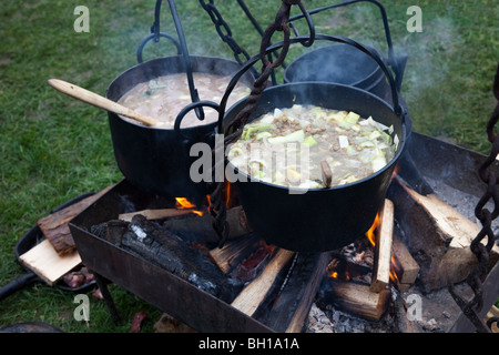 Brodo di cottura su fuoco di legna medievale mercato di Natale Caerphilly Wales UK Foto Stock