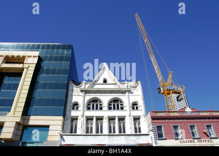 Vecchi e nuovi edifici a fianco a fianco nel centro di Perth, Western Australia. Foto Stock