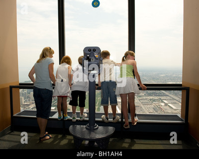 Willis Tower (formerly Sears Tower) in Chicago Illinois, l'edificio più alto in Nord America, offre tutta di vetro mensola di visualizzazione Foto Stock