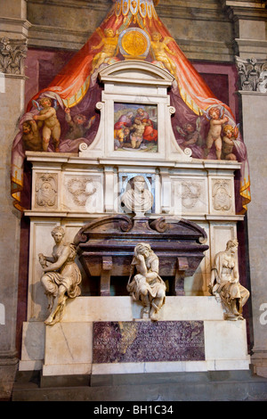 Tomba ornata di Michelangelo all interno della chiesa di Santa Croce a Firenze Toscana Italia Foto Stock