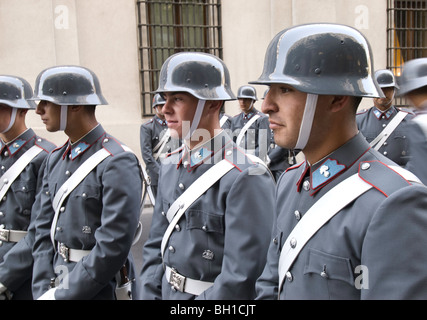 Esercito la guardia d'onore in attesa presso il Palazzo Presidenziale di La Moneda per un dignitario estera dell'arrivo a Santiago del Cile Foto Stock