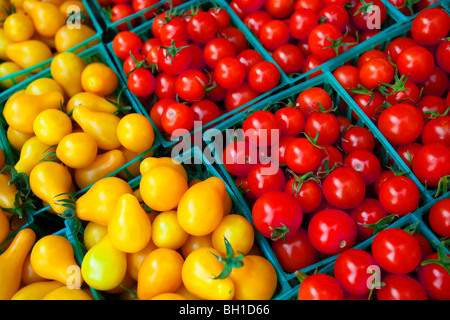 Pera giallo pomodori e i rossi pomodori ciliegini Foto Stock
