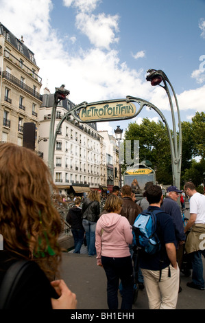 Il vecchio segno della metropolitana nel quartiere di Montmartre Parigi Francia Foto Stock