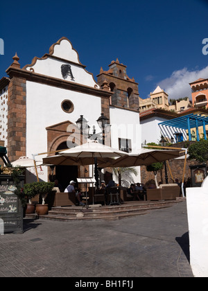 Un bar caffetteria, costruito per assomigliare ad una chiesa, presso il resort di mercato di Playa del Duque Costa Adeje Tenerife Sud Isole Canarie Foto Stock