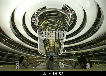 Il Parlamento tedesco, sotto la cupola di vetro del Reichstag da Sir Norman Foster, interno, Berlino, Germania Foto Stock