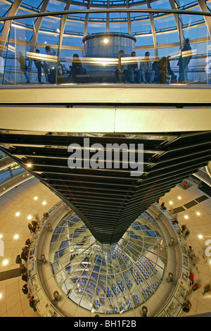 Il Parlamento tedesco, sotto la cupola di vetro del Reichstag da Sir Norman Foster, interno, Berlino, Germania Foto Stock