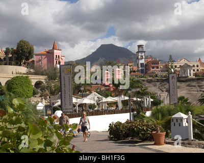 Il lungomare e il centro shopping al mercato di resort di Playa del Duque Costa Adeje Tenerife Sud Isole Canarie Foto Stock