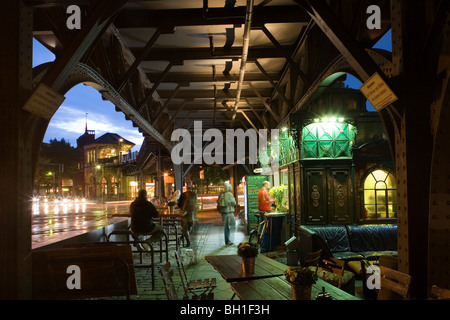 Illuminata snack sotto la stazione della metropolitana Schlesisches Tor in serata, Berlino, Germania, Europa Foto Stock