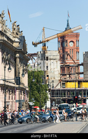 I pedoni e i ciclisti di attraversare una via nella parte anteriore del Palast der Republik, Berlino, Germania, Europa Foto Stock