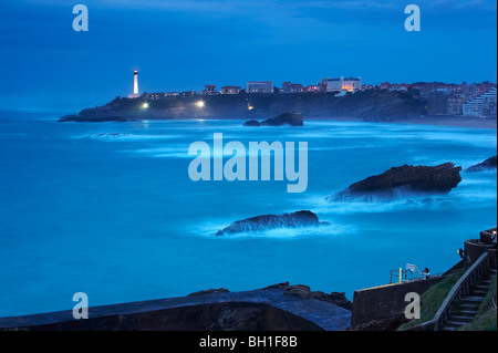 Vista dal Plateau de Latalaye verso il faro, Oceano Atlantico, sera, alla maniera di san Giacomo, strade di Santiago, Voie d Foto Stock