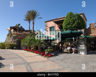 Promenade café presso il resort di mercato di Playa del Duque Costa Adeje Tenerife Sud Isole Canarie Foto Stock