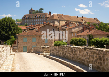 Église abbatiale Saint Pierre chiesa abbaziale di San Paolo con il ponte romanico sul Briance, Solignac, Via di San Giacomo, R Foto Stock