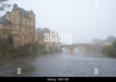 Pont Vieux oltre il fiume Lot nella nebbia di mattina, l'Autunno, il modo di San Giacomo, Chemins de Saint Jacques, Via Podiensis, Espali Foto Stock