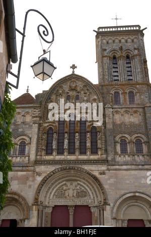 Vezelay abbazia di Santa Maria Maddalena Basilica, lato ovest, il modo di San Giacomo, Chemins de Saint Jacques, strade di Santiago, Via Lem Foto Stock