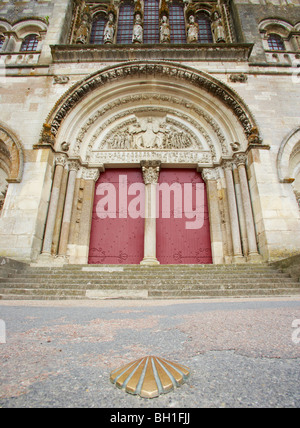 Smerlo shell sul marciapiede davanti di Vezelay abbazia di Santa Maria Maddalena Basilica, lato ovest, il modo di San Giacomo, Chemins de Foto Stock